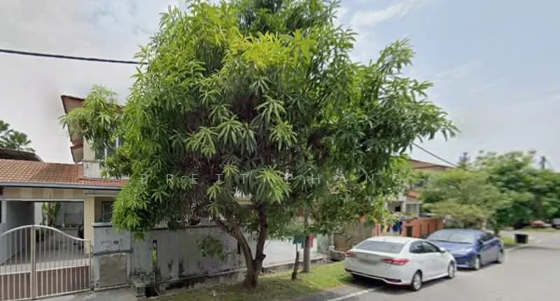 Exterior type: semi-detached house; features: manicured lawn, mature trees, paved driveway, single-storey, fenced front yard, car porch, surrounded by greenery; style: modern.
