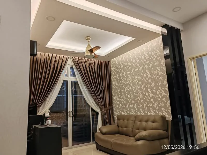 Living features: 5-blade ceiling fan with light, sofa in light brown leather, floor-to-ceiling windows, sheer curtains, blackout curtains, decorative wall with floral pattern, white painted walls, recessed ceiling lights, tile flooring, wall-mounted TV, dark accent wall; style: modern.
