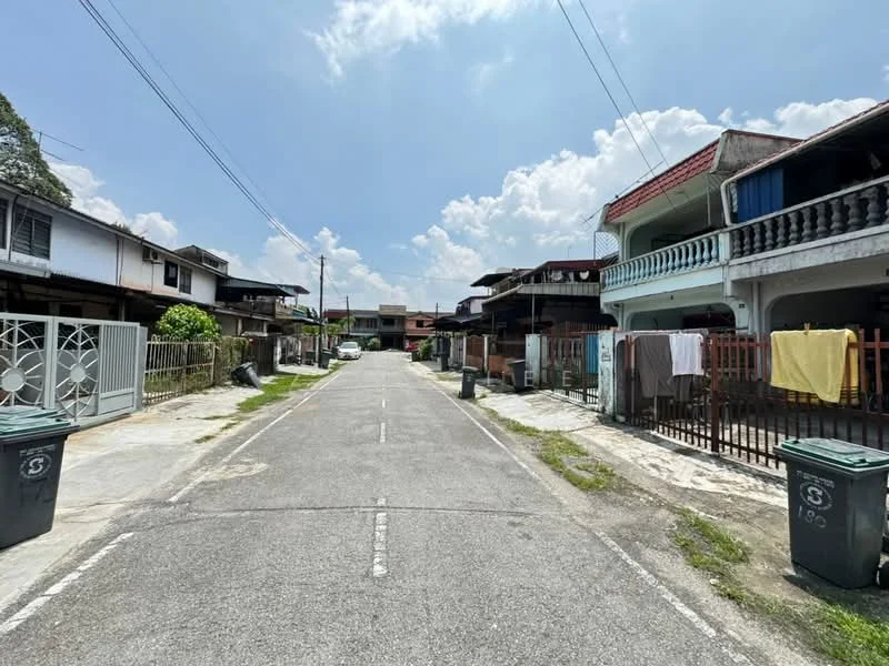 Exterior type: linked terrace house; features: two-storey houses, concrete driveway, manicured lawn, fenced front yards, balconies on upper floors, laundry hanging on balconies, street lighting, garbage bins at curbside, paved road, surrounded by greenery; style: traditional.
