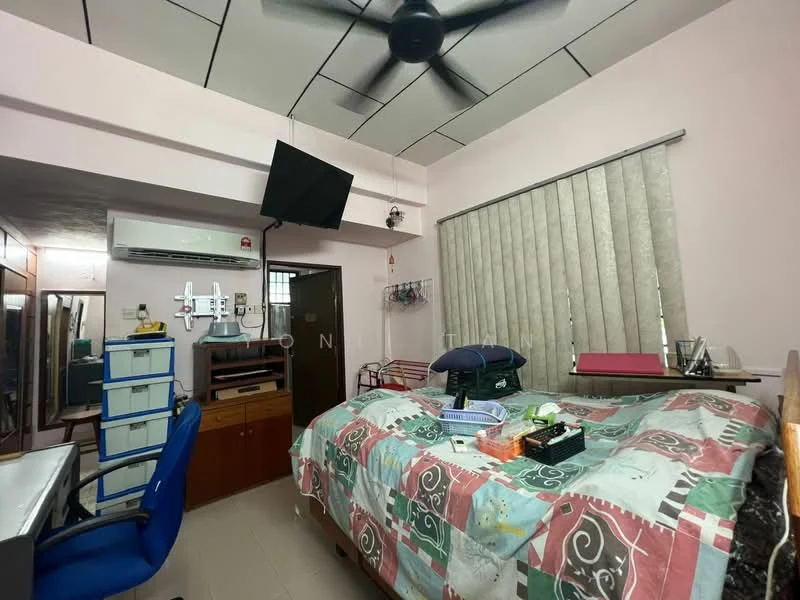 Bedroom features: queen-size bed with patterned bedding, 5-blade ceiling fan, wall-mounted TV, desk with chair, built-in wardrobe, window with vertical blinds, air conditioning unit, decorative wall art, laminate flooring.