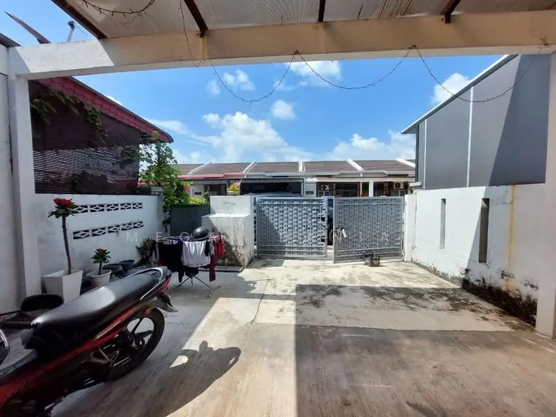 Exterior type: linked terrace house; features: concrete driveway, metal gate, white painted walls, manicured plants in pots, sunny outdoor area, roof overhang, surrounding residential buildings, open sky view; style: modern.