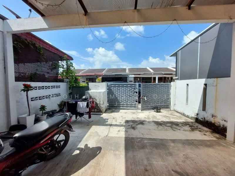 Exterior type: linked terrace house; features: concrete driveway, white painted walls, metal gate, potted plants, clothesline, roof overhang, sunny outdoor space, surrounding residential buildings; style: modern.