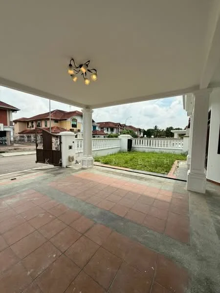Exterior type: linked terrace house; features: covered porch area, tiled flooring, white painted columns, outdoor lighting fixture with multiple bulbs, manicured lawn, fenced perimeter, gate at entrance, paved walkway, surrounding residential area; style: modern.