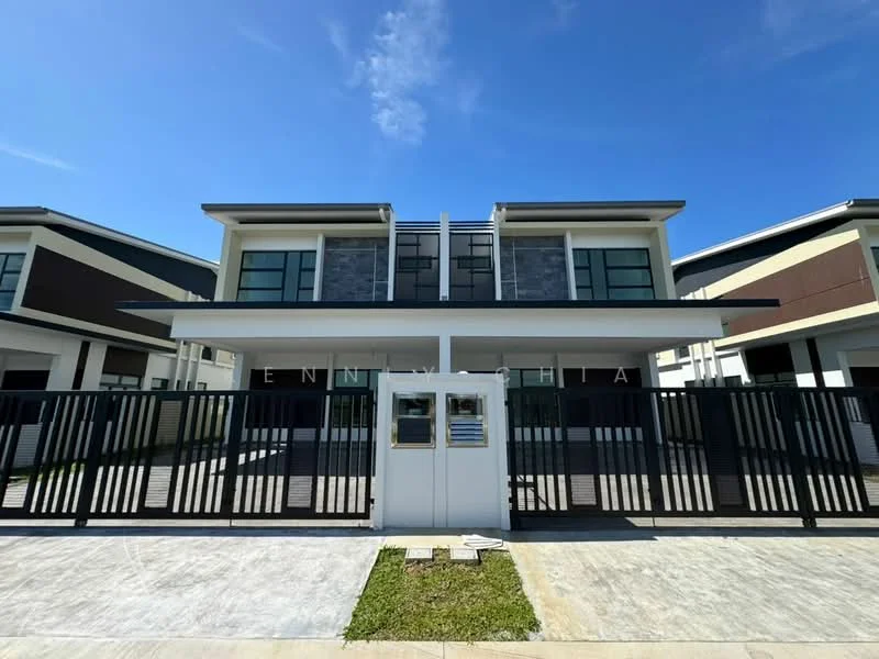 Exterior type: linked terrace house; features: two-storey building, modern facade with a mix of materials, large windows, black metal gate, concrete driveway, manicured lawn, clear blue sky, front porch area; style: modern.
