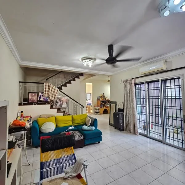 Living features: 3-seater fabric sofa in blue and green, ceiling fan with light, recessed downlights, white walls, tile flooring, sliding glass door, curtains, staircase with metal railing, open layout, wall-mounted TV, coffee table, decorative items on shelves; style: modern; view: garden.