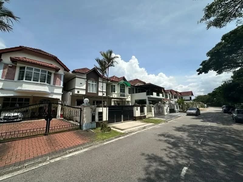 Exterior type: linked terrace house; features: red tiled roof, white painted facade, front garden with palm trees, gated entrance, paved driveway, two-storey houses, balconies on upper floors, manicured lawn, street view with parked cars, surrounded by mature trees; style: modern.