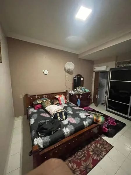 Bedroom features: queen-size bed with floral bedding, wooden bed frame, 2 bedside tables, wall clock, ceiling fan, built-in wardrobe with sliding doors, carpeted area rug, decorative throw pillows, wall-mounted mirror, white tiled flooring, painted walls in beige, light fixture in ceiling; style: modern.