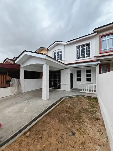 Exterior type: linked terrace house; features: white painted facade, single-storey, car porch with awning, paved driveway, manicured lawn, front garden area, gated entry, windows with white frames, balcony on upper floor, roof with tiles; style: modern.