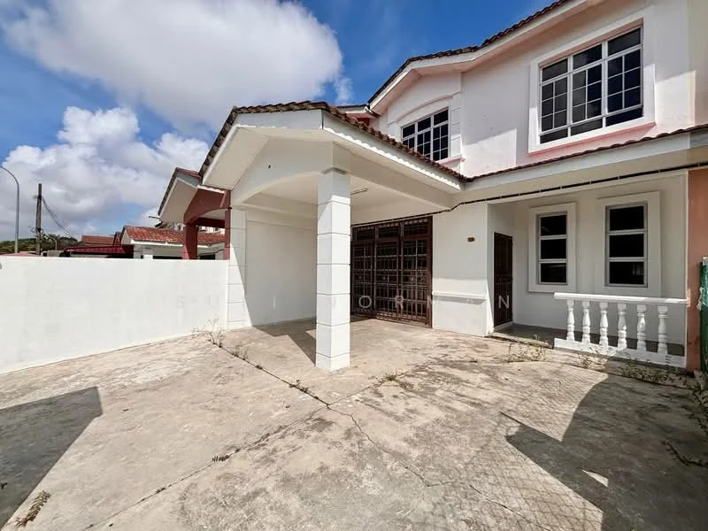 Exterior type: semi-detached house; features: white painted facade, flat roof, single-storey, manicured lawn, paved driveway, front porch with columns, metal gate, surrounded by low wall, windows with grid pattern, exterior wall with pink paint, exterior wall with cream paint; style: modern.