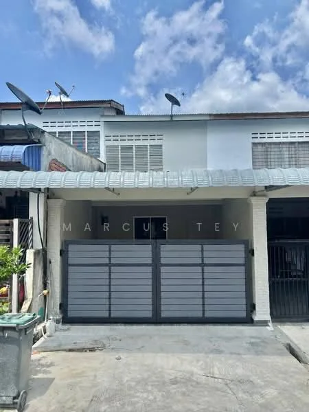 Exterior type: linked terrace house; features: grey painted facade, metal gate, two-storey structure, flat roof, satellite dishes on roof, concrete driveway, manicured landscaping, windows with grilles; style: modern.