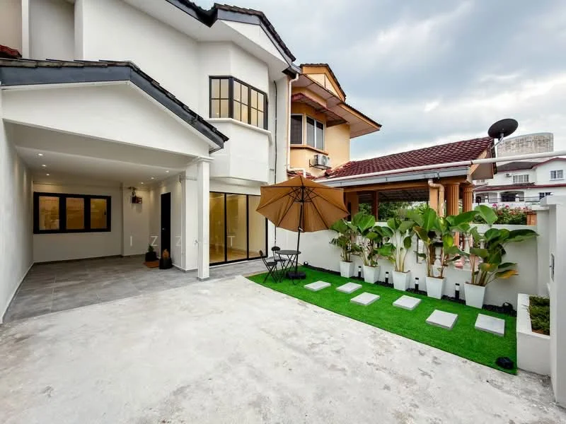 Exterior type: semi-detached house; features: white painted facade, flat roof, manicured lawn, paved walkway, outdoor umbrella, outdoor seating area, large windows, tropical landscaping, grey tiled flooring, decorative planters; style: modern.