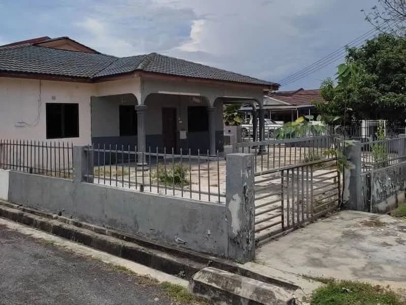 Exterior type: detached bungalow; features: single-storey, grey tiled roof, white painted facade, front yard with fence, concrete driveway, manicured lawn, surrounded by greenery, gated entry, porch area, windows with black frames; style: modern.
