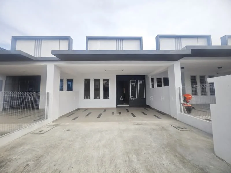Exterior type: linked terrace house; features: white painted facade, flat roof, single-storey, manicured lawn, paved driveway, fenced front yard, multiple windows, double-door main entrance, concrete walkway; style: modern.