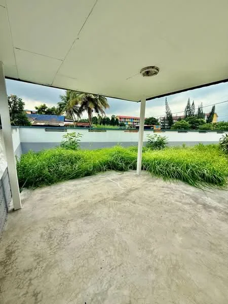Exterior features: concrete flooring, overhead ceiling fan, surrounding greenery, fenced perimeter, palm trees, tall grass, open space.