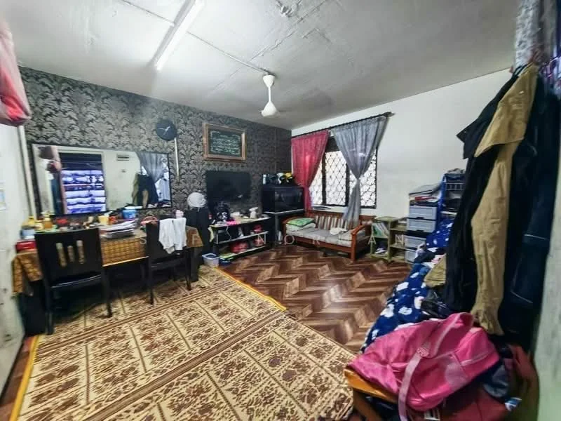 Living features: wooden flooring, floral wallpaper, ceiling fan, wall-mounted TV, black TV console, wooden bench, dining table with checkered tablecloth, curtains in red and grey, decorative wall clock, shelves with storage boxes, area rug with geometric pattern; style: traditional.