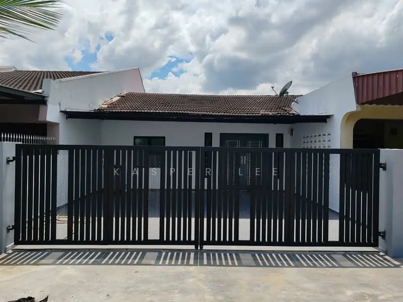 Exterior type: semi-detached house; features: black metal gate, paved driveway, single-storey, roof with tiles, white painted facade, windows with grilles, satellite dish on roof, surrounded by greenery; style: modern.