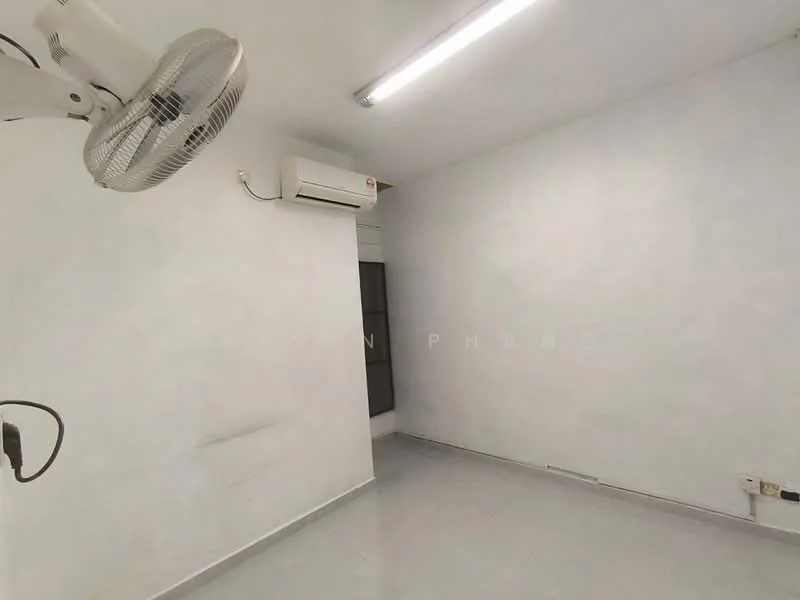 Room features: white painted walls, polished concrete flooring, 1 wall-mounted split AC, 1 ceiling fan, window with no visible treatment, LED ceiling lights.