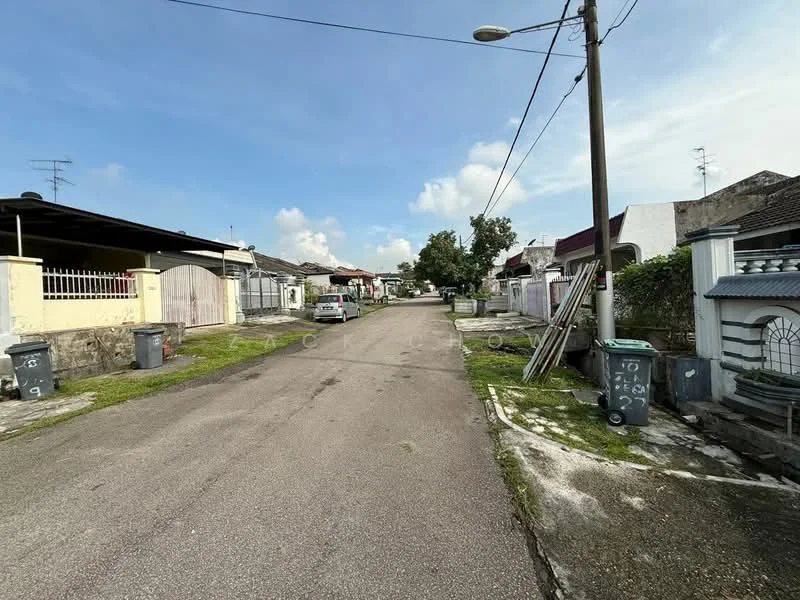 Exterior type: linked terrace house; features: residential street view, paved road, street lamps, garbage bins, single-storey houses, front yards with greenery, utility poles, driveways, sidewalks, open sky; style: traditional.