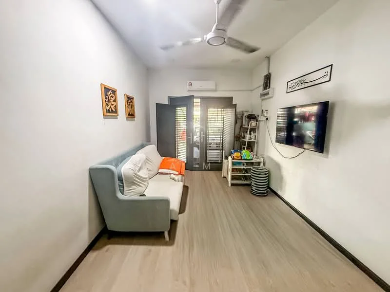 Living features: 3-seater fabric sofa in light blue, wooden flooring, ceiling fan, wall-mounted TV, decorative wall art, sliding glass door, window with blinds, shelving unit, colorful children's toys, air conditioning unit; style: modern.