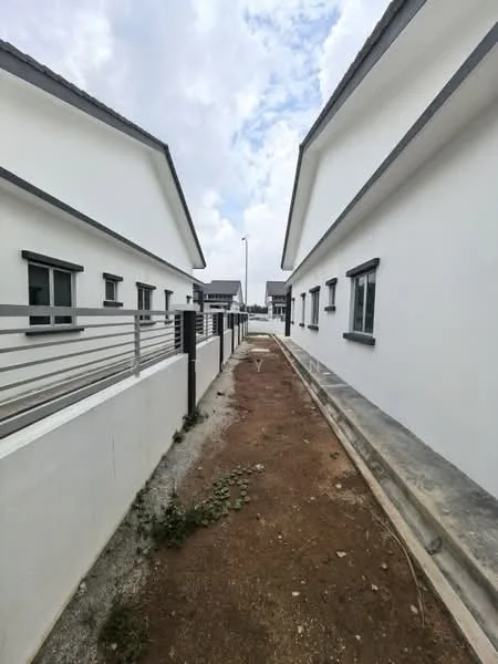 Exterior type: linked terrace house; features: white painted facade, single-storey, concrete pathway, metal railing, landscaped gravel, windows with black frames, gutter along the roof, asphalt roof, surrounded by greenery; style: modern.