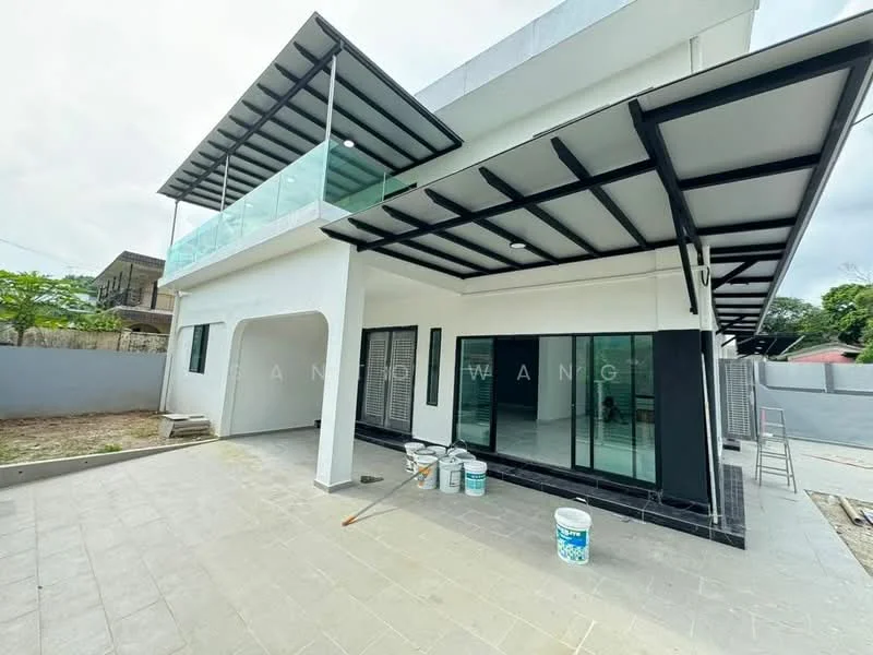 Exterior type: detached bungalow; features: flat roof, white painted facade, glass balcony railing, large sliding glass doors, covered porch area, manicured lawn, paved outdoor area, exposed steel beams, concrete flooring, modern architectural design; style: modern.