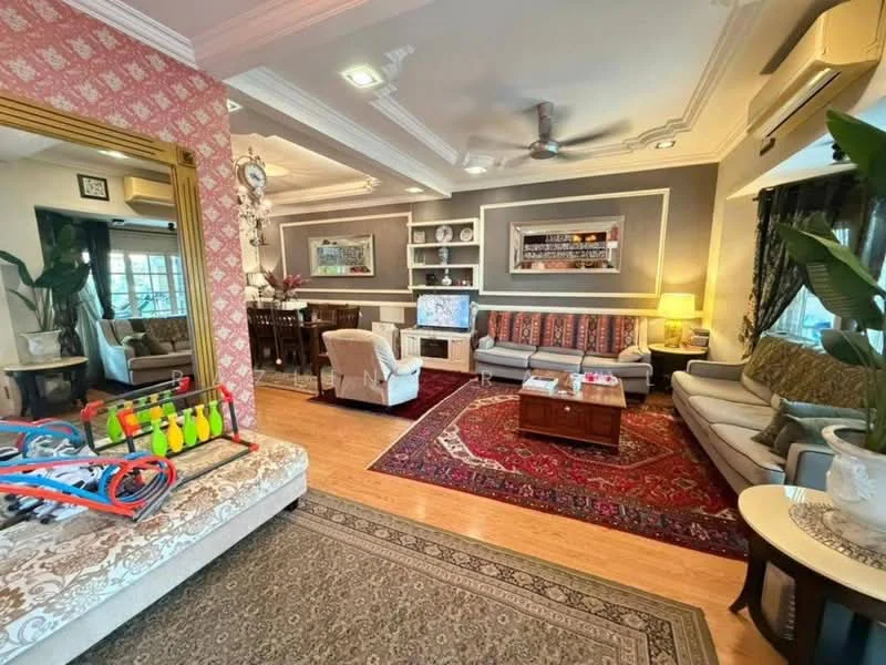 Living features: wood flooring, grey painted walls, crown moulding, recessed downlights, 5-blade ceiling fan, sofa set with patterned upholstery, coffee table, TV console with wall-mounted TV, decorative wall mirror, area rug with geometric pattern, potted plants, bookshelves, dining table with chairs, wall art, window treatments; style: contemporary.