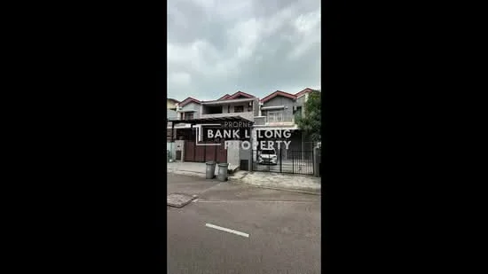 Exterior type: linked terrace house; features: two-storey building, red tiled roof, cream painted facade, balconies on upper floor, metal gate at entrance, concrete driveway, surrounded by low fencing, street view, manicured lawn in front; style: modern.