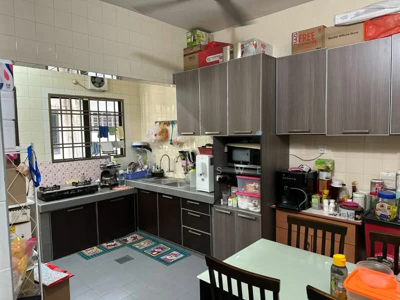 Kitchen features: dark wood cabinetry, grey countertop, single-bowl stainless-steel sink, chrome pull-down faucet, built-in microwave, freestanding range oven, 4-burner gas hob, refrigerator, tile backsplash with floral pattern, ceramic tile flooring, window with grid pattern, dining table with four chairs, area rug with floral pattern, kitchen utensils and appliances on countertop; style: modern.