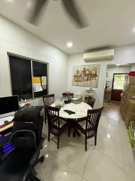Dining features: round dining table, 4 wooden dining chairs, white tablecloth, ceiling fan, wall-mounted air conditioning unit, light-colored tiled flooring, white painted walls, large windows, computer desk with monitor, office chair, decorative wall art; style: modern.