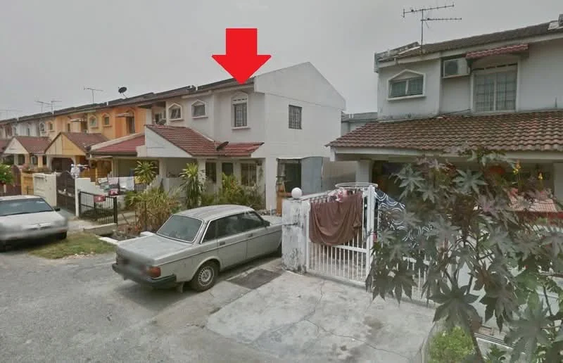 Exterior type: linked terrace house; features: white painted facade, red tiled roof, two-storey structure, front garden with shrubs, driveway with gravel surface, car parked in front, visible windows on upper floor, fenced front yard, adjacent houses visible, street view; style: modern.