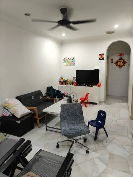 Living features: white painted walls, marble tile flooring, 5-blade ceiling fan with light, sofa in black fabric, coffee table, TV console, wall-mounted TV, decorative wall art, area rug, children's chair in blue plastic, storage items on shelves; style: modern.