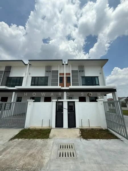 Exterior type: linked terrace house; features: white painted facade, glass windows, horizontal slats on facade, double-volume entrance, gated entry, manicured lawn, concrete driveway, two front doors, modern architectural design; style: modern.