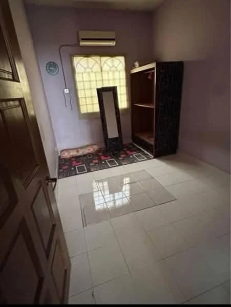Room features: light purple painted walls, white tiled flooring, window with grid pattern, 1 wall-mounted split AC, built-in shelving unit, full-length mirror, area rug with geometric pattern, door with panel design.