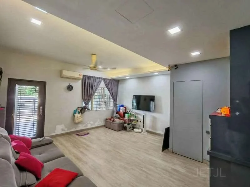 Living features: light grey walls, wood laminate flooring, tray ceiling with recessed lighting, 5-blade ceiling fan, large window with grilles, curtains in grey, wall-mounted TV, TV console, sofa with pink cushions, decorative items on shelves; style: modern.