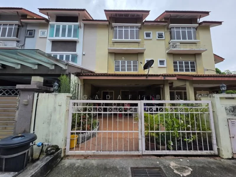 Exterior type: linked terrace house; features: two-storey building, cream painted facade, red tiled roof, front garden with landscaping, paved driveway, white metal gate, balconies on upper floor, satellite dish on roof, manicured shrubs, outdoor lighting fixtures; style: modern.