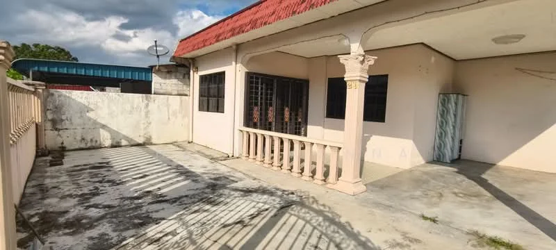 Exterior type: detached bungalow; features: red pitched tile roof, white painted facade, exposed concrete flooring, balustrade at entrance, large windows with black frames, outdoor space with concrete surface, satellite dish on roof, surrounding wall, partially shaded area; style: traditional.