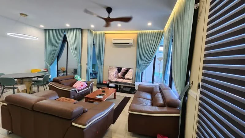 Living features: 3-seater leather sofa in brown, 2-seater leather sofa in brown, coffee table, wall-mounted TV, floor-to-ceiling windows, sheer curtains, recessed downlights, ceiling fan, area rug, decorative wall paneling, air conditioning unit; style: modern.