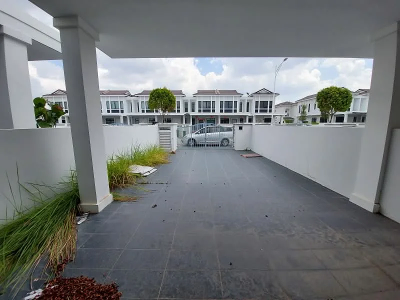 Exterior type: linked terrace house; features: paved flooring, white painted walls, landscaping with grass, surrounding residential units, open-air patio, fenced perimeter, driveway visible, street view; style: modern.