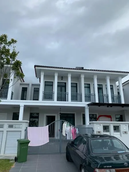Exterior type: linked terrace house; features: white painted facade, flat roof, two-storey building, balconies with railings, gated entrance, manicured lawn, paved driveway, clothes hanging on a line, green waste bin, car parked in front; style: modern.
