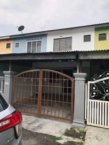Exterior type: linked terrace house; features: two-storey building, painted facade in multiple colors, metal gate, gravel driveway, front porch area, window grilles, satellite dish on roof, covered awning, white picket fence, concrete pillars, visible parking space; style: modern.
