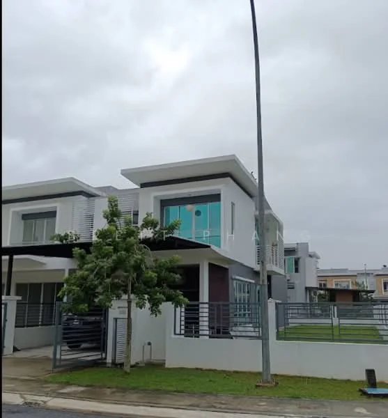 Exterior type: detached bungalow; features: white painted facade, glass windows, flat roof, manicured lawn, paved driveway, single-storey, surrounded by greenery; style: modern.