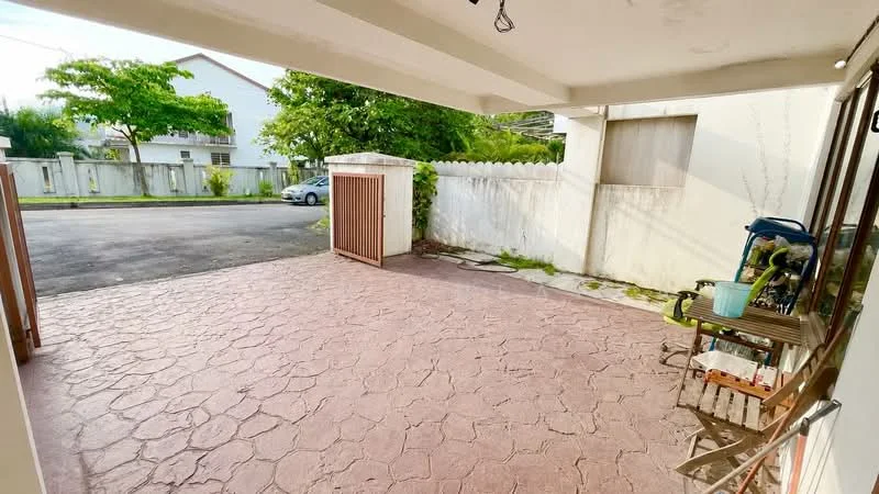 Exterior type: linked terrace house; features: paved driveway, fenced perimeter, manicured landscaping, single-storey structure, car parking space, garden area, outdoor seating area, access gate; style: modern.