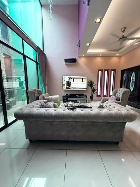 Living features: sofa with tufted upholstery in light grey, 2 armchairs with decorative cushions, coffee table with decorative items, wall-mounted TV, TV console in black, floor-to-ceiling windows, curtains in light brown, ceiling fan with integrated light, recessed downlights, white tiled flooring, decorative wall with pink paint, indoor plant; style: modern.