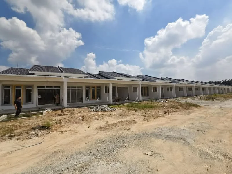 Exterior type: linked terrace house; features: new construction, solar panels on roof, grey painted facade, large windows, front porch area, landscaped front yard, unfinished exterior, surrounding dirt lot, multiple units in a row, clear blue sky, partly cloudy, paved walkway; style: modern.