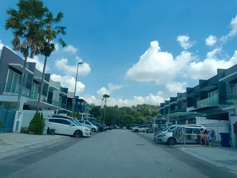 Exterior type: linked terrace house; features: two-storey linked terrace houses, white painted facade, balconies on upper floors, manicured landscaping with palm trees, open-air parking lot, driveway with interlocking pavers, surrounded by greenery, clear blue sky, clouds in the background; style: modern.