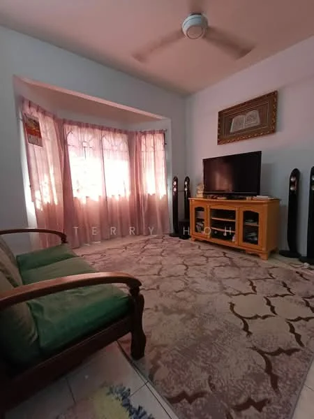 Living features: green upholstered sofa, wooden armchair, coffee table, wall-mounted TV, TV console in light wood, area rug with floral pattern, ceiling fan, curtains in light pink, decorative wall art, floor tiles.