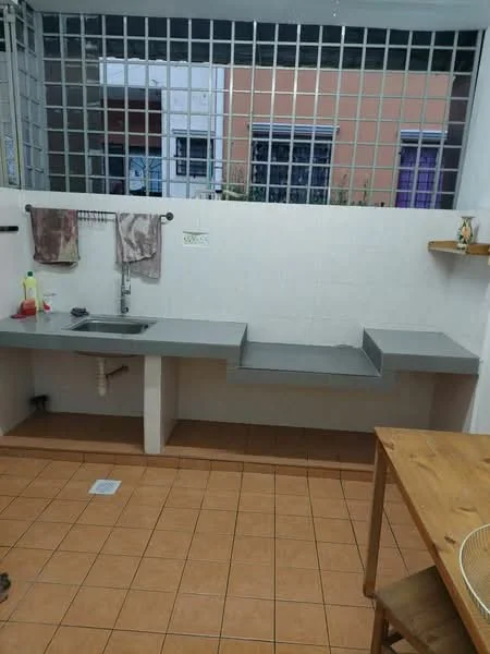 Kitchen features: grey concrete countertop, single-bowl stainless-steel sink, chrome faucet, white tiled walls, brown tiled flooring, open shelving, hanging towels, wooden table.