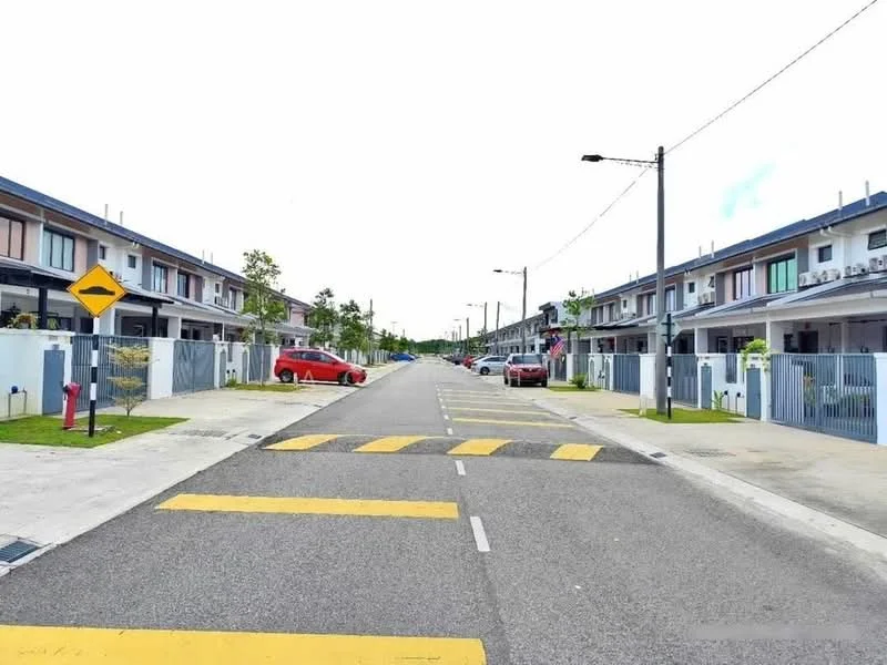 Exterior type: linked terrace house; features: two-storey linked terrace houses, paved road, yellow speed bumps, street lighting, front yard with low fencing, manicured landscaping, driveways for parking, visible cars parked on the street; style: modern.