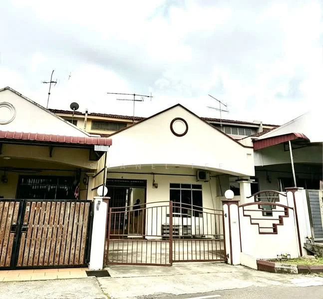 Exterior type: linked terrace house; features: white painted facade, red tiled roof, metal gate, front porch area, windows with grilles, satellite dishes on roof, paved driveway, front garden area; style: modern.