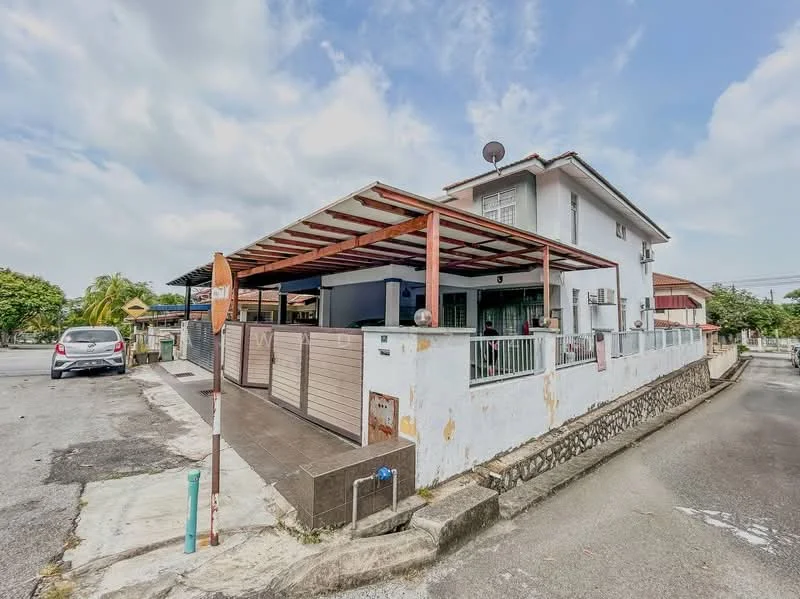 Exterior type: semi-detached house; features: two-storey building, white painted facade, red tiled roof, covered car porch, stone cladding at base, balcony on upper floor, perimeter fence, garden area, driveway, satellite dish on roof; style: modern.